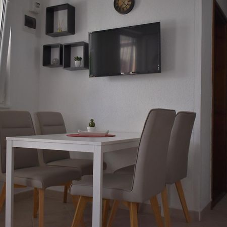 Apartmani Cvangic Vir Buitenkant foto
