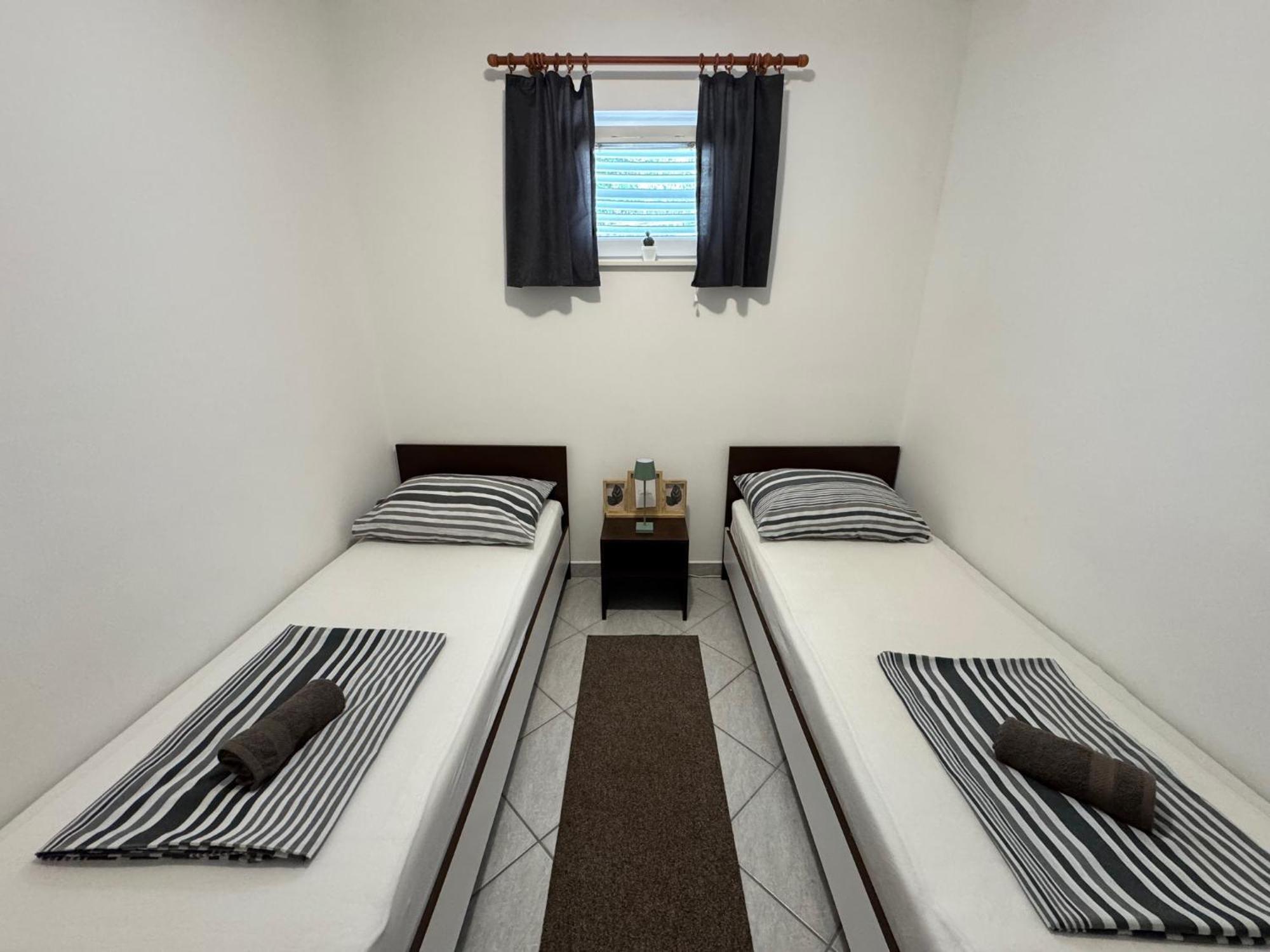 Apartmani Cvangic Vir Buitenkant foto